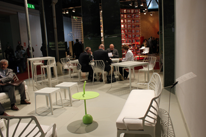 グリーンのテーブルはプロダクトデザイナーミキ・アストリのデザイン