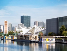 寺田倉庫、4隻の色とりどりの小舟からなる水上ホテル「PETALS TOKYO」をオープン
