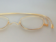 薄さ2mmの老眼鏡「Paperglass」が香港で話題