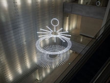 箱根町のポーラ美術館 ケリス・ウィン・エヴァンスの大型ネオン作品公開