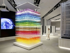 エマニュエル・ムホー　「銀座の中の宇宙」展で "100 colors" 新作展示