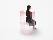 nendo ディオールのアイコンを再解釈し「柔らかな」ガラスの椅子をデザイン