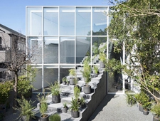 nendoがデザインした「階段」が適度な繋がりを生む二世帯住宅
