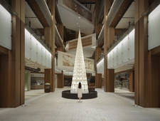 nendoがデザインしたわずかな空気の動きによって輝くクリスマスツリー
